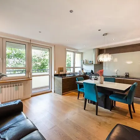 Luxury Downtown Two-level Apartment *