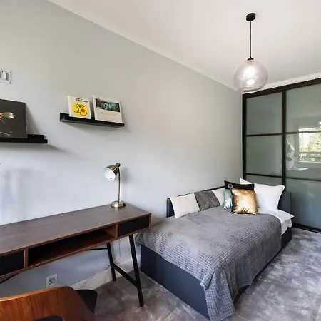 Luxury Downtown Two-level Apartment *