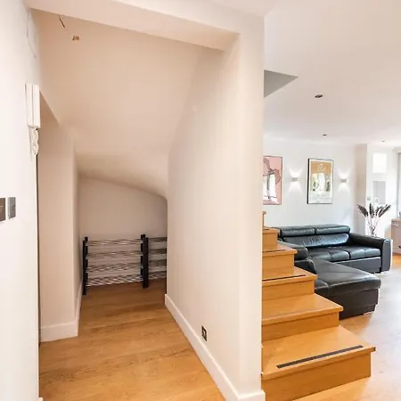 Luxury Downtown Two-level *